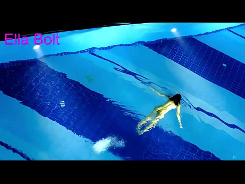 ❤️ 나는 보는 것을 멈출 수 없다, 젊은 금발이 ELLA BOLT 리조트 수영장에서 누드로 수영하다 적발 섹스 비디오 우리 ko.xxxtun.ru ❌